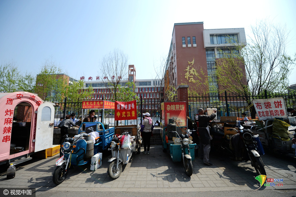 藝校實行封閉管理 學生“跨欄”買飯 藝校實行封閉管理 學生“跨欄”買飯