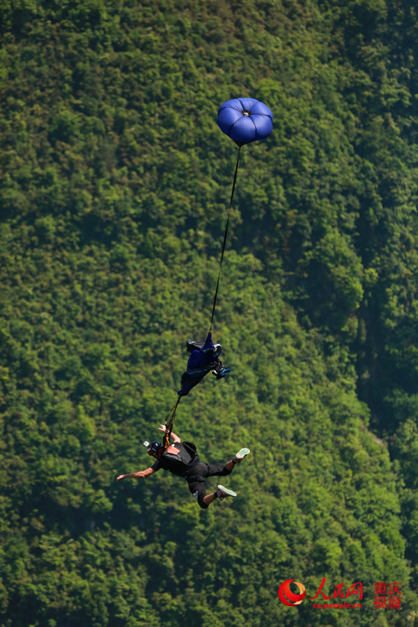 28日，2016世界低空跳傘大賽在重慶云陽龍缸景區(qū)正式開賽。圖為選手角逐中。劉政寧 攝