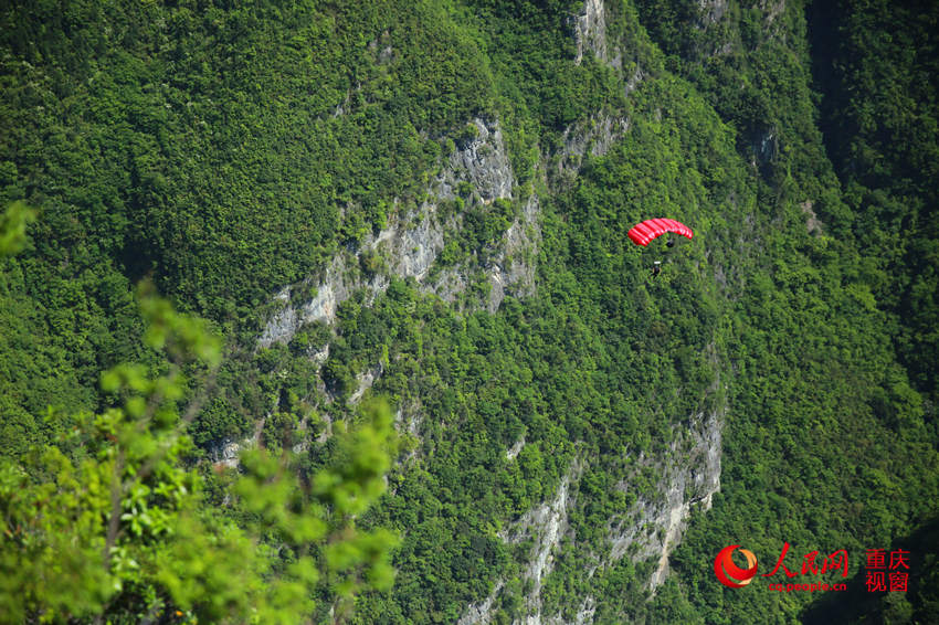 28日，2016世界低空跳傘大賽在重慶云陽龍缸景區(qū)正式開賽。圖為選手角逐中。劉政寧 攝