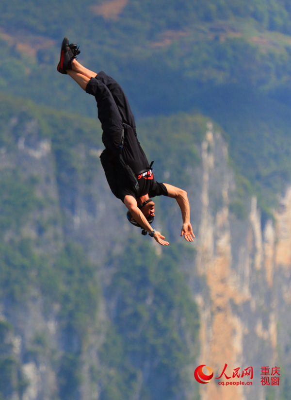 28日，2016世界低空跳傘大賽在重慶云陽龍缸景區(qū)正式開賽。圖為選手角逐中。劉政寧 攝
