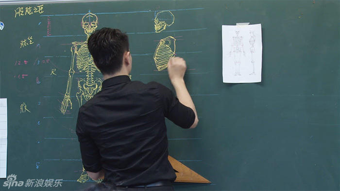 組圖:臺(tái)灣男教師板書逆天 人體骨骼圖堪稱完美 組圖:臺(tái)灣男教師板書逆天 人體骨骼圖堪稱完美
