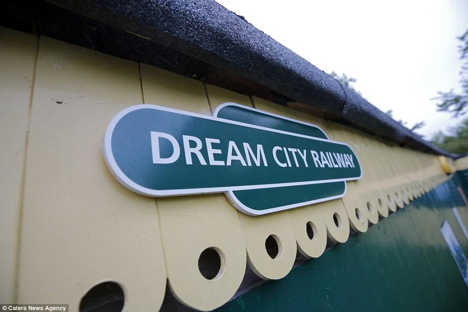 英國老人20年打造300平米“火車樂園” 耗資25萬英鎊 英國老人20年打造300平米“火車樂園” 耗資25萬英鎊