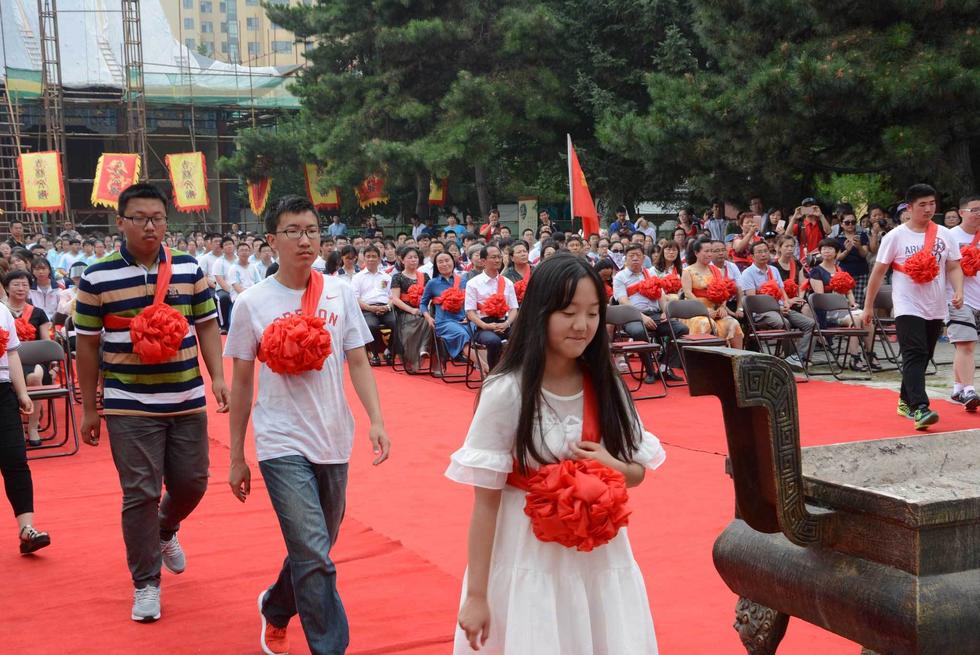 吉林高考狀元走紅毯過狀元橋拜孔子領(lǐng)獎金