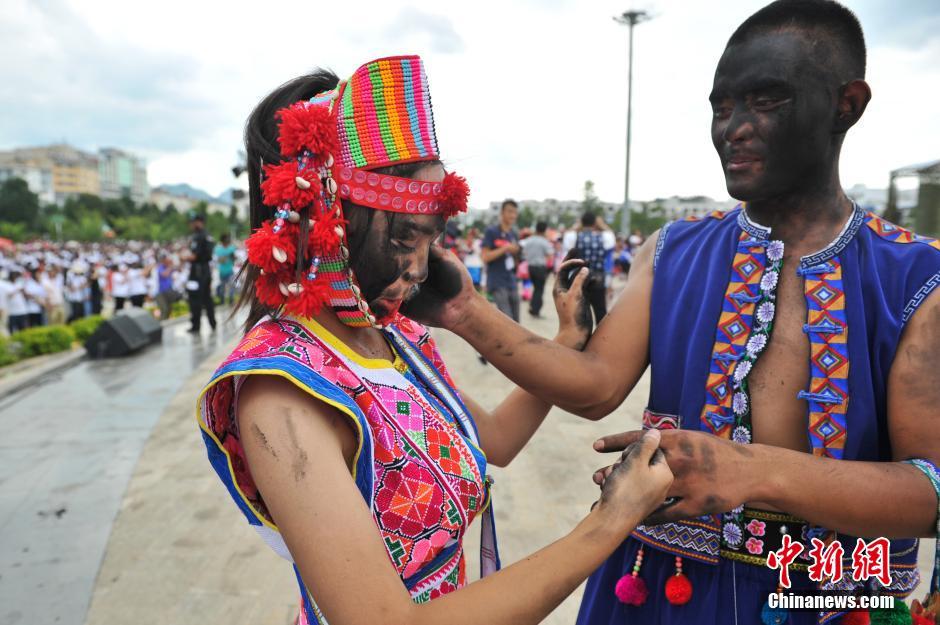云南丘北萬(wàn)人狂歡“抹花臉” 男女互抹 云南丘北萬(wàn)人狂歡“抹花臉” 男女互抹