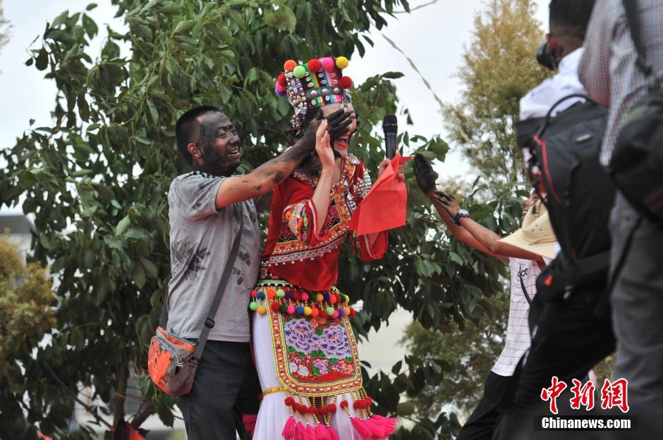 云南丘北萬(wàn)人狂歡“抹花臉” 男女互抹 云南丘北萬(wàn)人狂歡“抹花臉” 男女互抹