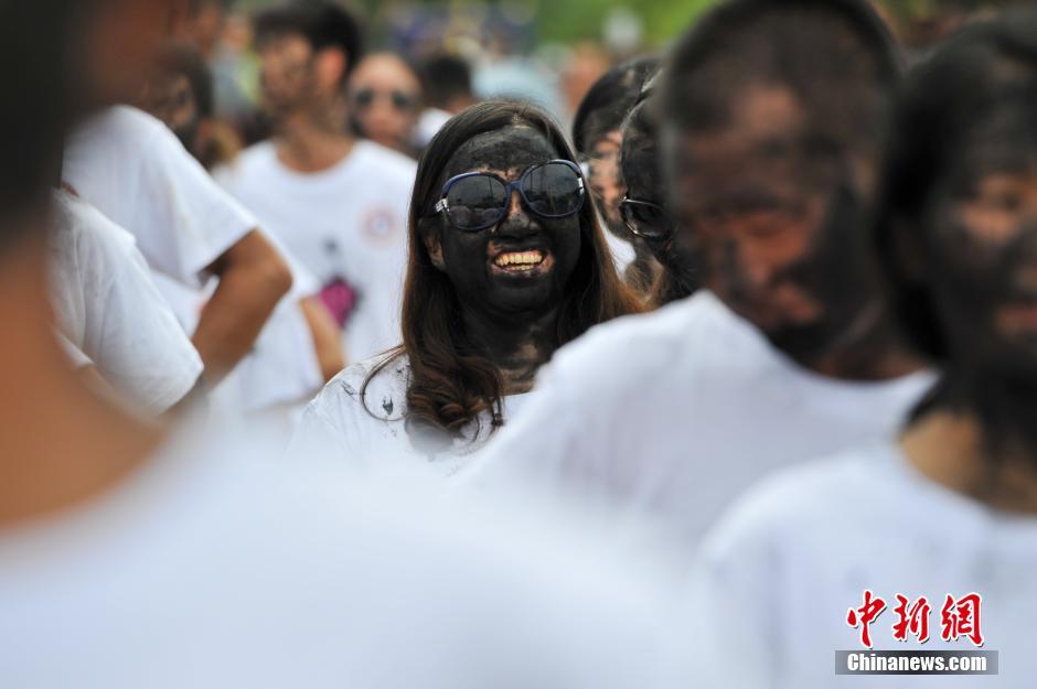 云南丘北萬(wàn)人狂歡“抹花臉” 男女互抹 云南丘北萬(wàn)人狂歡“抹花臉” 男女互抹