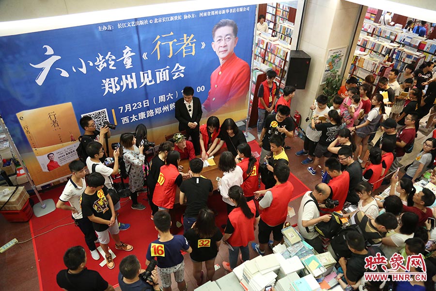不到三個小時的簽售時間，六小齡童累計簽售自傳2900余冊，創(chuàng)造了鄭州購書中心的歷史記錄.jpg
