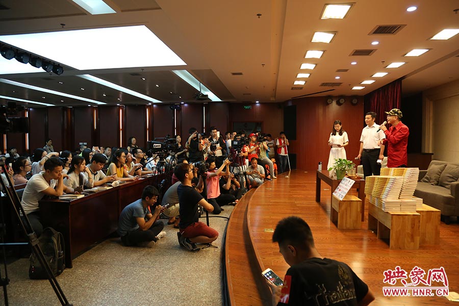 河南本土主流媒體基本全部到場，六小齡童接受記者提問。