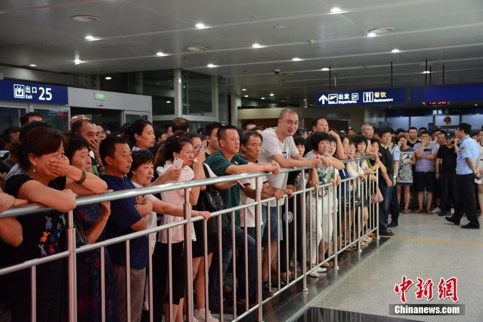 當日18時許，前來接機的家屬陸續(xù)來到大連機場，等候著其他親屬帶著親人骨灰“回家”。