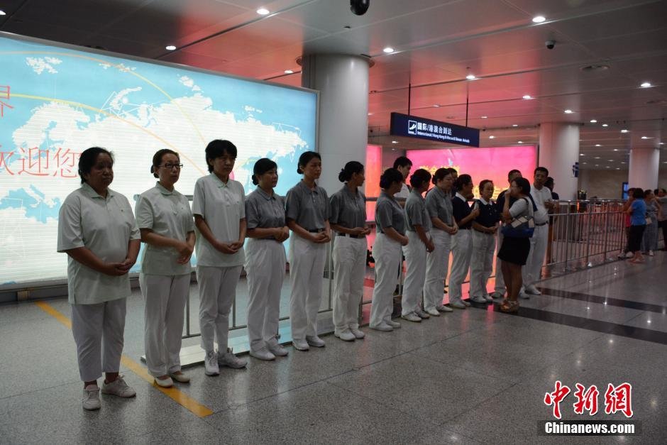 圖為臺灣慈濟慈善基金會大連聯(lián)絡(luò)處工作人員等候罹難者家屬。