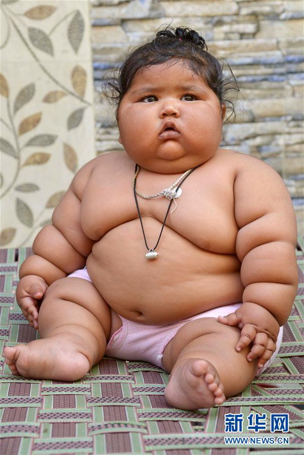 4月17日，在印度阿姆利則，女孩查哈特在家中。