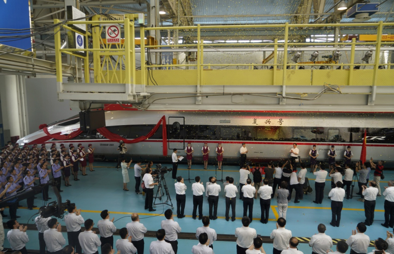 當(dāng)日，由中國(guó)鐵路總公司牽頭組織研制、具有完全自主知識(shí)產(chǎn)權(quán)、達(dá)到世界先進(jìn)水平的中國(guó)標(biāo)準(zhǔn)動(dòng)車組被命名為“復(fù)興號(hào)”?！皬?fù)興號(hào)”將于6月26日在京滬高鐵兩端的北京南站和上海虹橋站雙向首發(fā)。