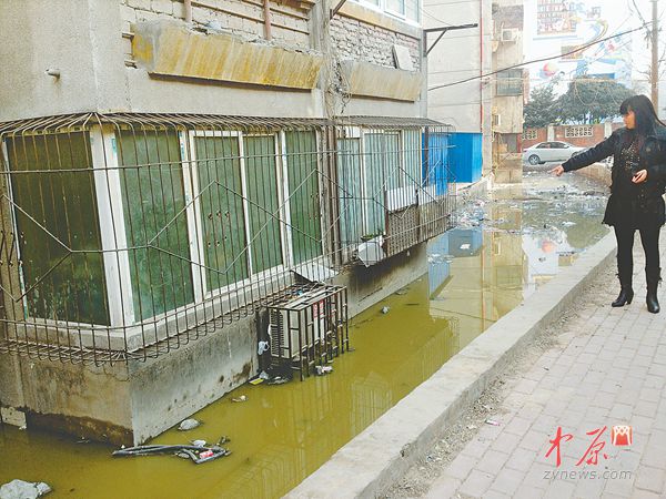 　　居民看著污水溝滿是無(wú)奈。