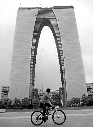 蘇州地標(biāo)建筑“秋褲樓”已爛尾11年 施工難度大 蘇州地標(biāo)建筑“秋褲樓”已爛尾11年 施工難度大