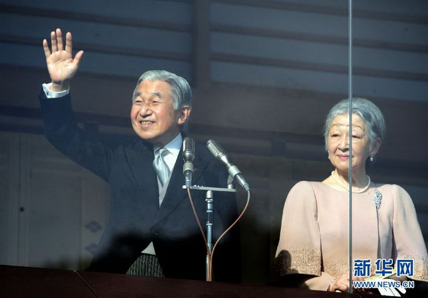 當(dāng)?shù)貢r(shí)間12月23日，在位于日本東京的皇宮，日本明仁天皇向民眾致意。