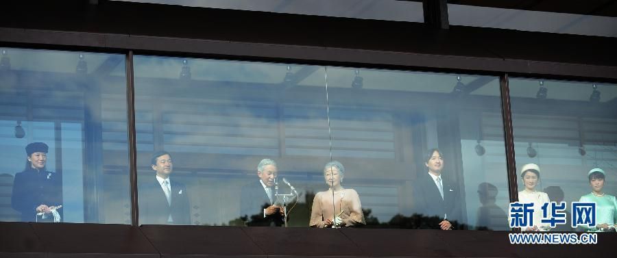 當(dāng)?shù)貢r(shí)間12月23日，在位于日本東京的皇宮，日本明仁天皇在皇族的陪同下發(fā)表生日感言。