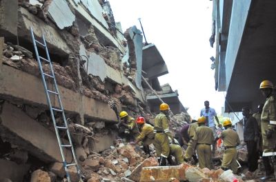 4日，印度卡納科納，救援人員正在搜尋被掩埋的幸存者和遇難者遺體。圖/東方IC