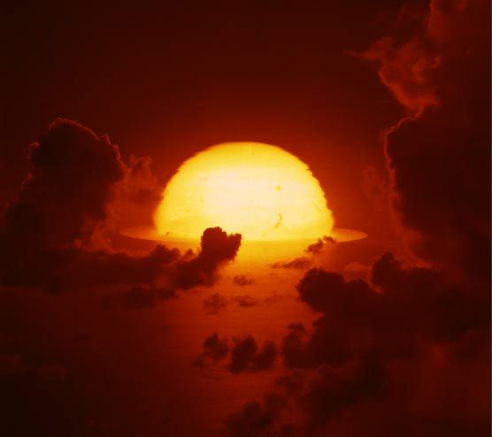 1961年，南太平洋上空，氫彈爆炸后的大火球開始擴(kuò)散。