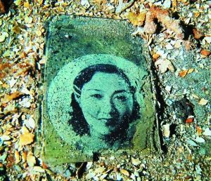 一名年輕女子的照片，很可能是當年士兵的家人。