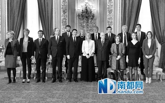 2月22日，在意大利羅馬總統(tǒng)府，新任總理馬泰奧·倫齊(前左五)與總統(tǒng)納波利塔諾(前右四)及新內(nèi)閣成員