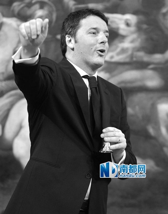 2月22日，在意大利羅馬總理府，新任總理馬泰奧·倫齊搖鈴象征正式行使總理權(quán)力。