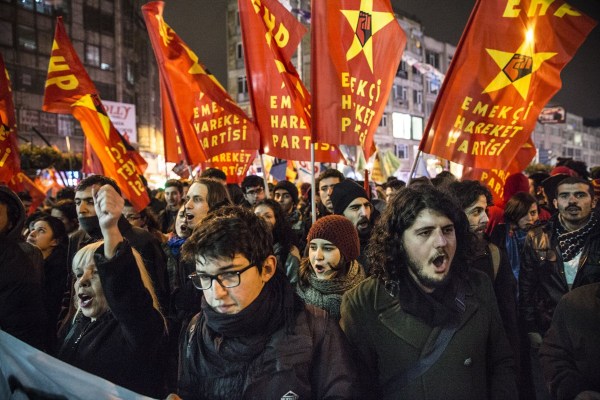 當(dāng)?shù)貢r間2014年2月25日，土耳其伊斯坦布爾，總理涉腐錄音引發(fā)全國抗議，要求本屆政府下臺。