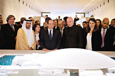 4月29日，法國總統(tǒng)奧朗德（中）和阿布扎比文化遺產(chǎn)委員會(huì)主席蘇爾坦親王（左）一起觀看“阿布扎比盧浮宮”建筑模型。盧浮宮計(jì)劃打造“阿布扎比盧浮宮”，以推廣法國文化。