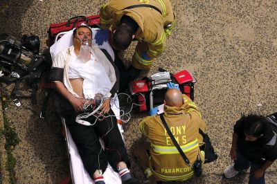 2日，救援人員在美國紐約地鐵事故車輛內(nèi)緊急疏散一名受傷乘客。圖/CFP