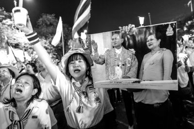 5日，泰國巴蜀府海濱度假勝地華欣，數(shù)萬民眾身穿國王的代表色“黃色”T恤，自發(fā)上街，口喊“國王萬歲”的口號。