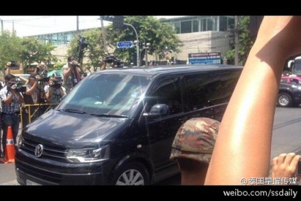 英拉乘坐其私人防彈車(chē)抵達(dá)軍方設(shè)施。