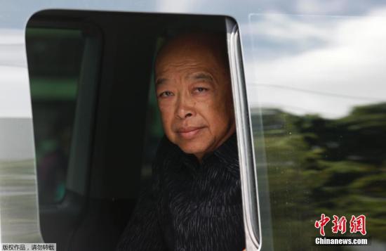 圖為泰國(guó)前副總理素拉蓬抵達(dá)陸軍俱樂(lè)部。