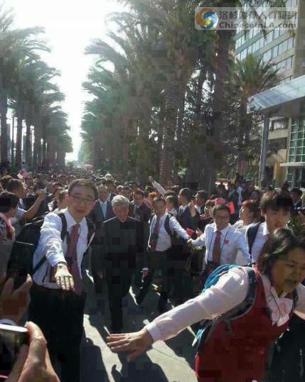 中國7000人旅行團(tuán)在美唱國歌 人均消費(fèi)1萬美元 中國7000人旅行團(tuán)在美唱國歌 人均消費(fèi)1萬美元