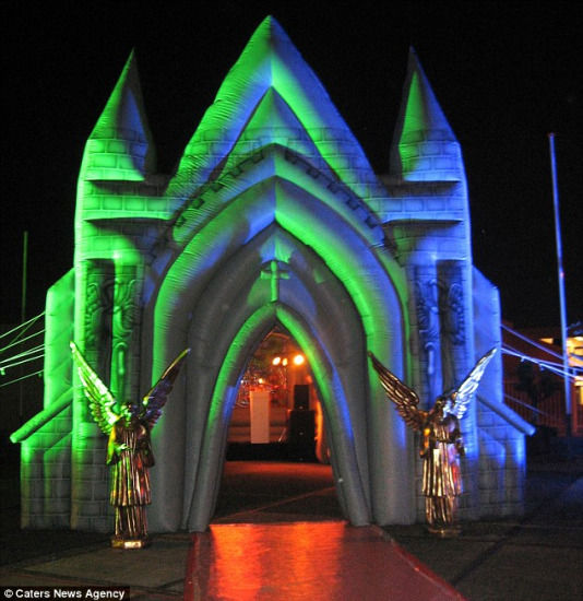 充氣教堂可辦婚禮:女賓客勿穿細(xì)高跟怕踩破(圖) 充氣教堂可辦婚禮:女賓客勿穿細(xì)高跟怕踩破(圖)