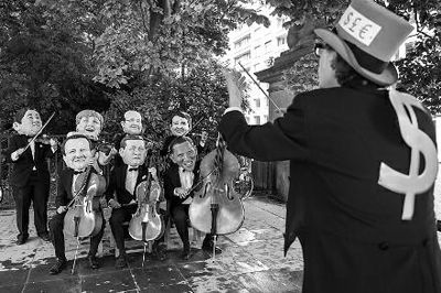 4日在布魯塞爾，非政府組織『樂施會(huì)』成員戴著七國(guó)首腦面具演奏名曲《錢錢》，批評(píng)七國(guó)政策導(dǎo)致全球貧富差