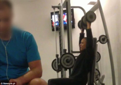 奧巴馬安?，F(xiàn)漏洞舉啞鈴健身時遭偷拍（組圖）（2）