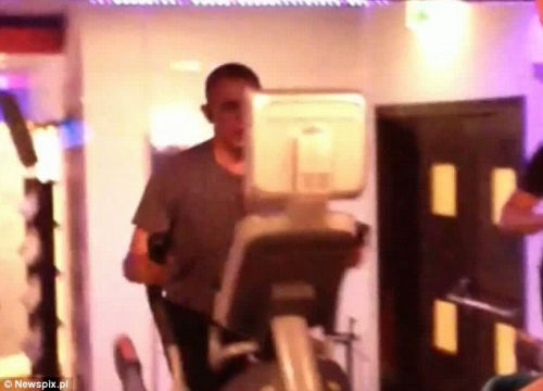 奧巴馬安?，F(xiàn)漏洞舉啞鈴健身時遭偷拍（組圖）（4）