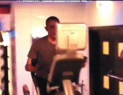 酒店健身中心，橢圓機上鍛煉的奧巴馬。