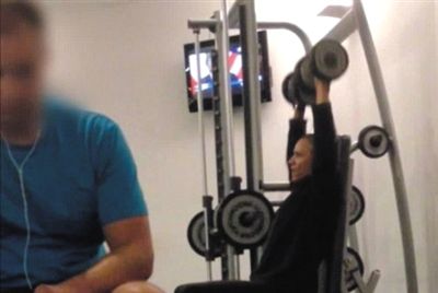 畫面中能看到健身房還有“其他人”。視頻截圖