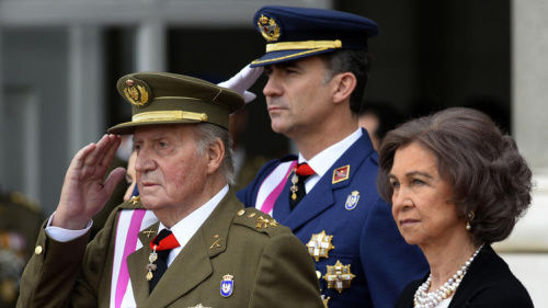 資料圖：西班牙國王胡安·卡洛斯一世（左）與其子費(fèi)利佩王儲(chǔ)（中）。