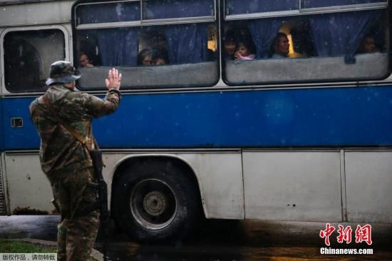 烏克蘭頓涅茨克，烏克蘭政府軍對當(dāng)?shù)爻掷m(xù)炮擊，民眾為躲避戰(zhàn)火，紛紛登上列車離開。