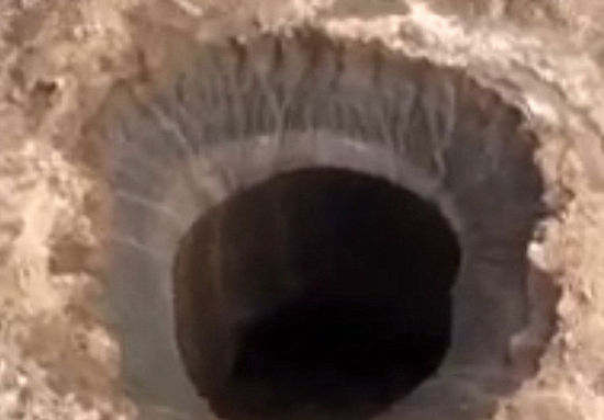 西伯利亞一火山口驚現80米大深洞 成因不明引發(fā)猜測(組圖)