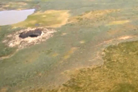 西伯利亞一火山口驚現80米大深洞 成因不明引發(fā)猜測(組圖)