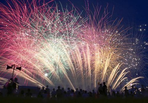 日本關(guān)東甲信地區(qū)當(dāng)天發(fā)布了梅雨期結(jié)束的消息，東京都葛飾區(qū)的江戶川河川敷當(dāng)晚舉行了煙花大會，約13000束煙花在夜空中綻放。（網(wǎng)頁截圖）