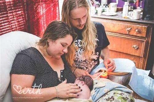 美國產(chǎn)婦流行“慢火燒斷臍帶” 稱能促進母嬰感情 美國產(chǎn)婦流行“慢火燒斷臍帶” 稱能促進母嬰感情