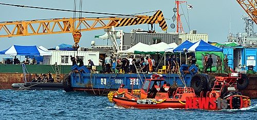 韓沉船失蹤者搜索時隔4天重啟清除船中障礙物 韓沉船失蹤者搜索時隔4天重啟清除船中障礙物