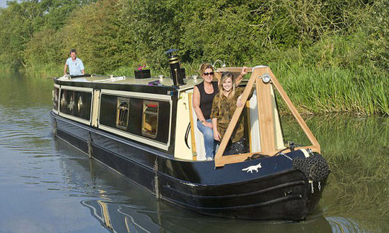 學生公寓住宿費太貴 倫敦女大學生買小船當住所(組圖) 學生公寓住宿費太貴 倫敦女大學生買小船當住所(組圖)