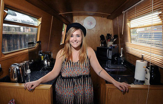 學生公寓住宿費太貴 倫敦女大學生買小船當住所(組圖) 學生公寓住宿費太貴 倫敦女大學生買小船當住所(組圖)