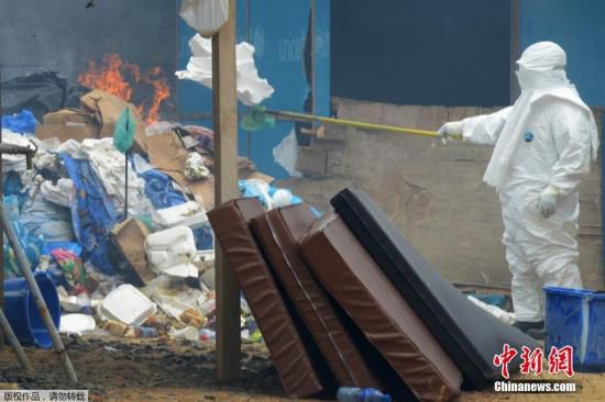 當地時間2014年9月3日，利比里亞蒙羅維亞，約翰·菲茨杰拉德·肯尼迪醫(yī)院的醫(yī)護人員和病人。9月1日