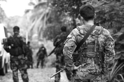 2009年12月13日，在菲律賓南阿古桑省，菲律賓安全部隊人員在一處現(xiàn)場警戒。圖/CFP