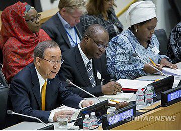 為應(yīng)對埃博拉疫情，秘書長潘基文主持召開高級別會議。